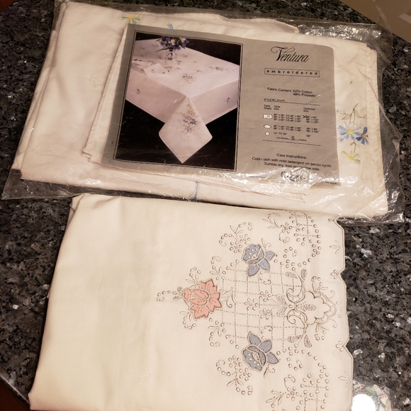 Tablecloth And 6 Napkins, And 2 pillowcases - Picture 4 of 16